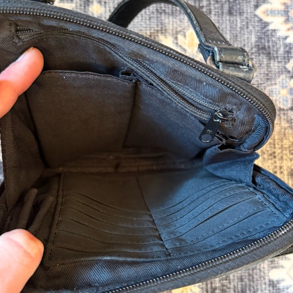 Vintage Fossil Women’s Black 100% Genuine Leather Crossbody Purse - Picture 7 of 16